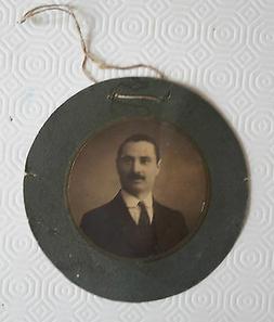 FOTO D'EPOCA TONDA - MEZZOBUSTO UOMO CON CORNICE CARTONE  FI