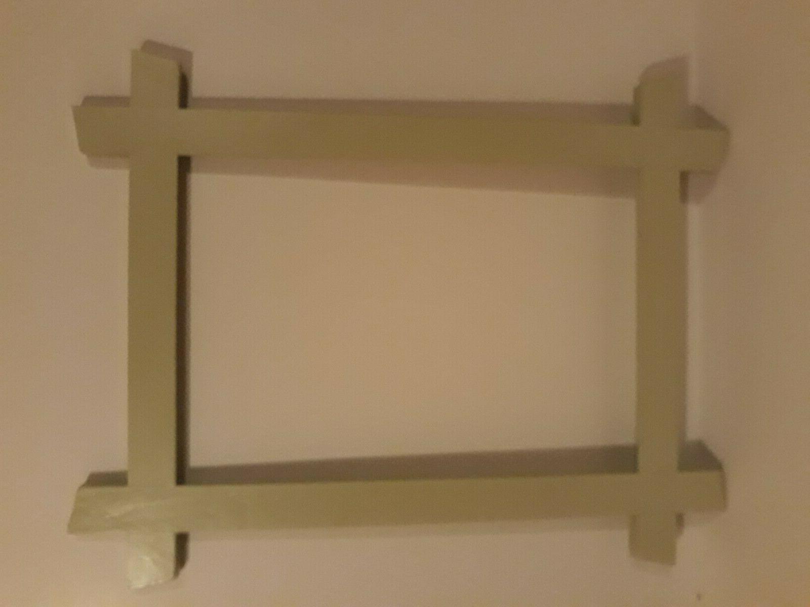 cornice in legno decorato a mano per