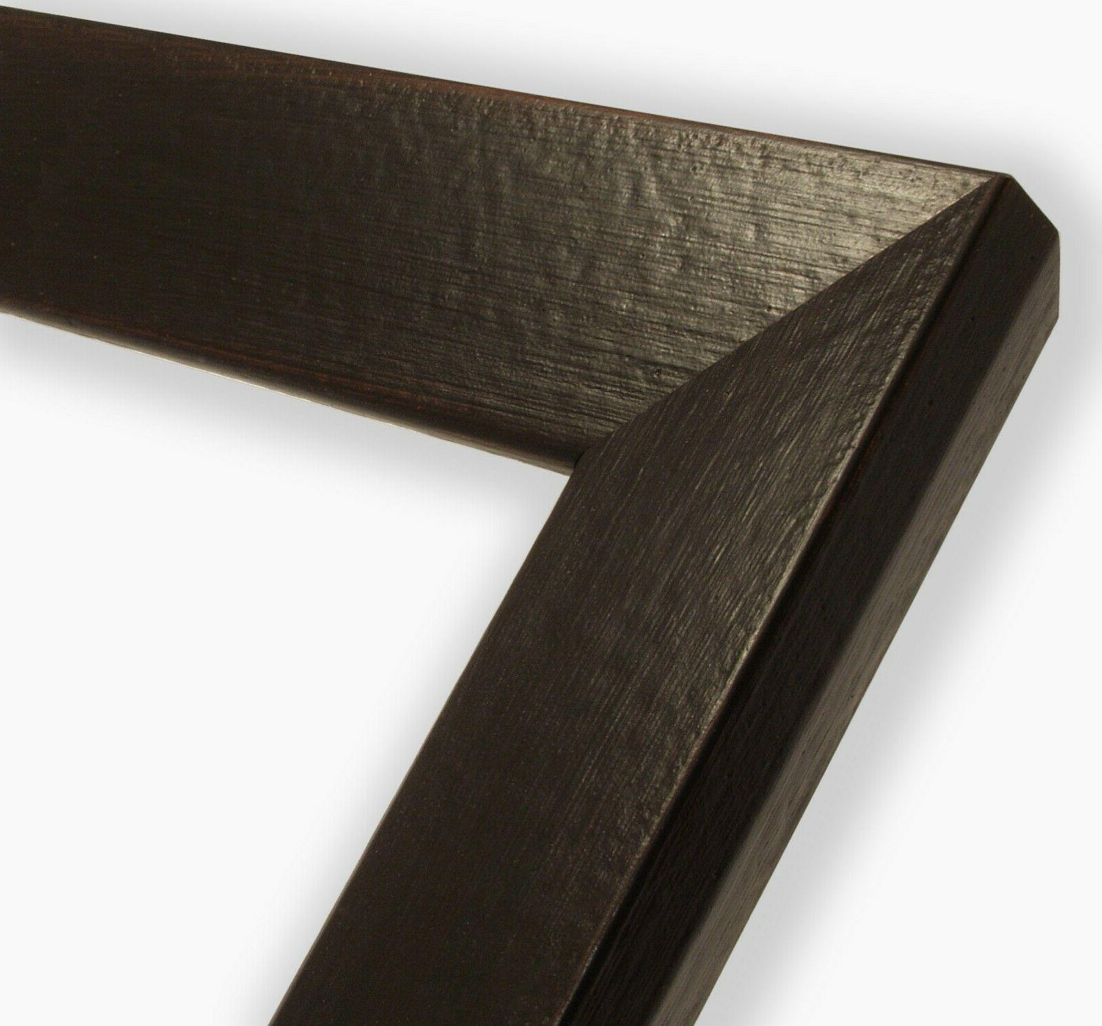 cornice in legno finitura nera fondo rosso