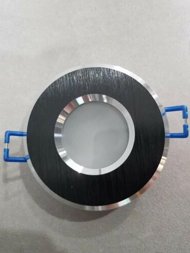 cornice porta faretti ip44 adatto per ambienti