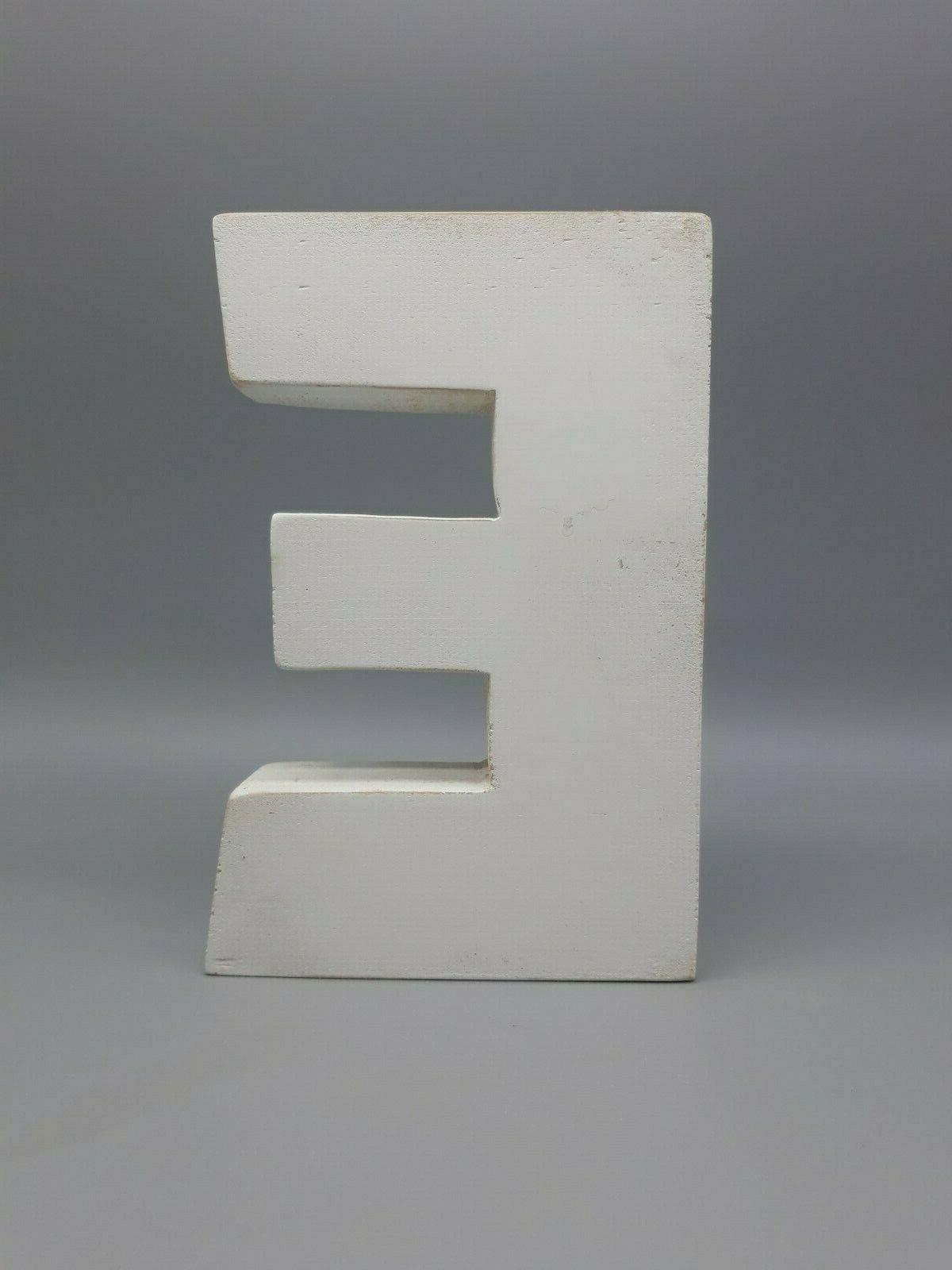 lettera decorativa in legno grezzo laccato bianco